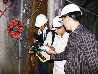 Quan[-]trắc[-]thu[-]thập[-]số[-]liệu[-]trong[-]hầm[-]của[-]đập[-]thủy[-]điện[-]Sông[-]Tranh[-]2.[-]Ảnh:[-]Nguyễn[-]Thành